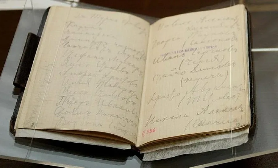 Националната библиотека показва оригиналния тефтер на Ботев