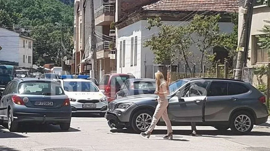 В деня на блондинките: Русокоси шофьорки се сблъскаха на кръстовище