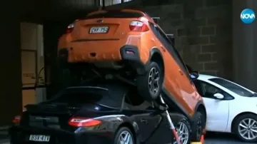 Пиколо паркира кола под друг автомобил