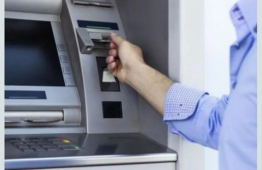 Двама българи са задържани в Италия заради измами с банкомати