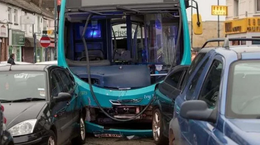 25 автомобила се нанизаха при огромна верижна катастрофа 