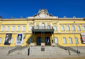 Боян Радев показва портрети от Златю в Двореца