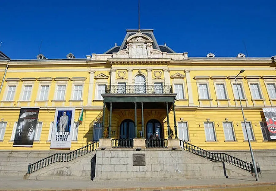 Боян Радев показва портрети от Златю в Двореца