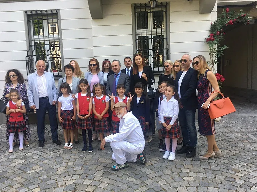 Деца рисуват в двора на Италианското посолство