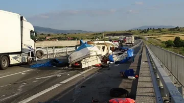 Микробус с три лодки се обърна на магистрала „Струма”