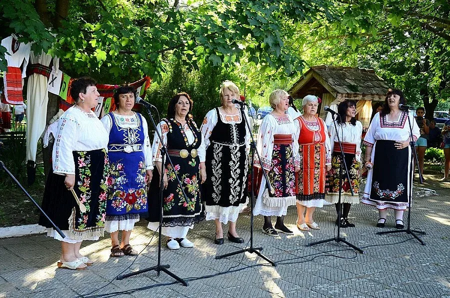 Събор и Свети Дух изкараха десетки по селските площади