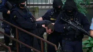 Пиян като кирка стреля с Калашников към детска градина