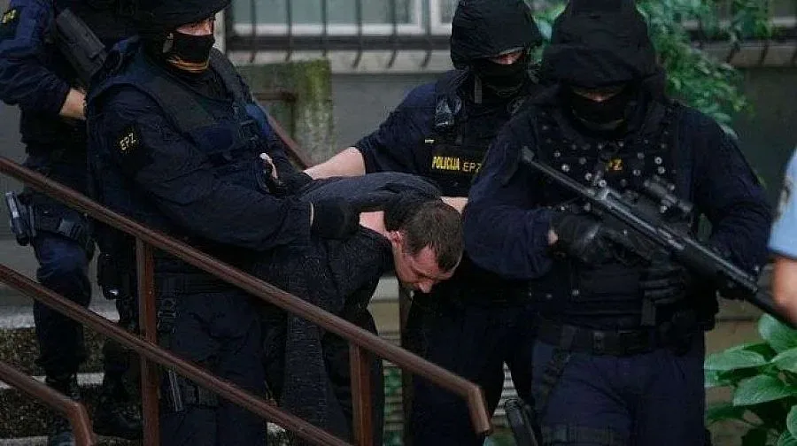 Пиян като кирка стреля с Калашников към детска градина