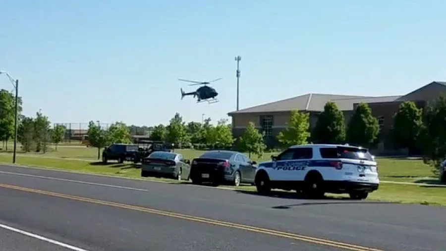 Ученик откри огън в училище в Индиана, обезвреди го учител