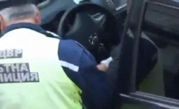 Установиха кой е пътният полицай от скандален клип 