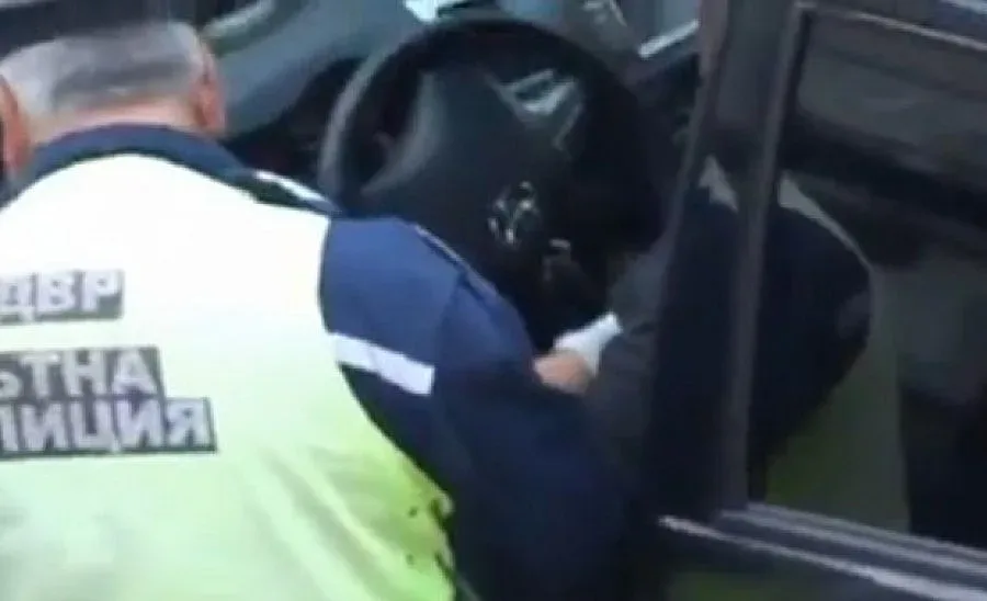 Установиха кой е пътният полицай от скандален клип 