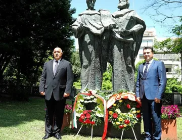 Борисов и Заев поднесоха венци на паметника на Светите братя