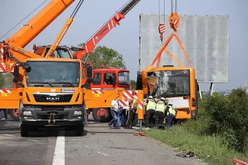 14 ранени при удар на автобус и ТИР край София