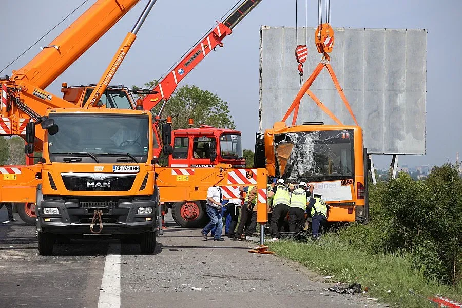 14 ранени при удар на автобус и ТИР край София