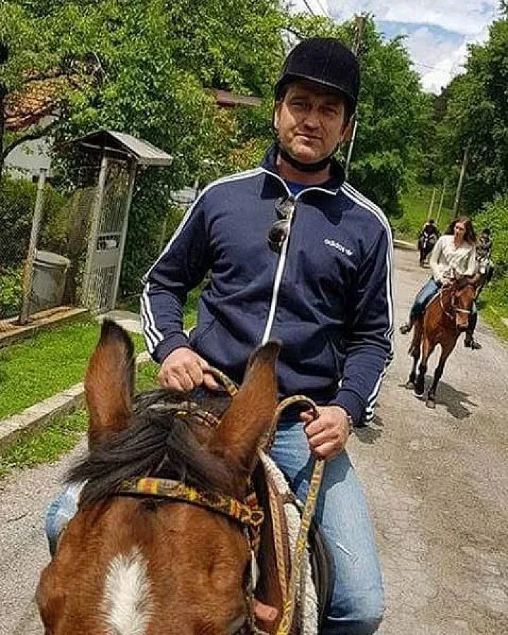 Джерард Бътлър язди във Владая