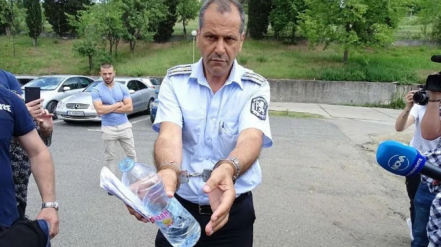 Белезници за началника на КАТ-Благоевград