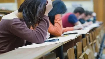 ТЕМА: Ученици объркаха Вапцаров с Йовков