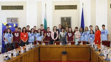 Ученици питат депутати как се влиза в парламента