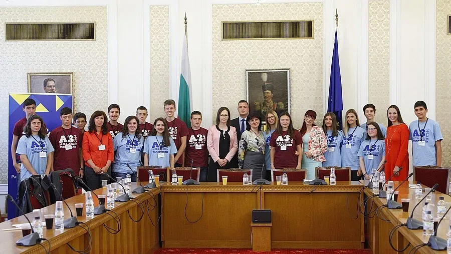 Ученици питат депутати как се влиза в парламента