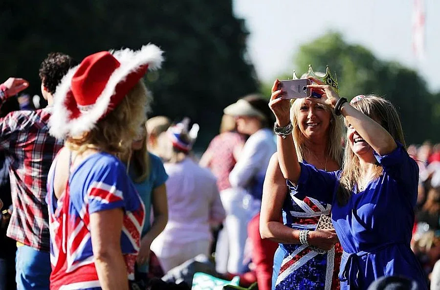 Хора от цял свят се събраха пред Уиндзорския замък