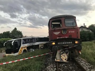 Разследват катастрофата между влак и автобус в Симеоновград