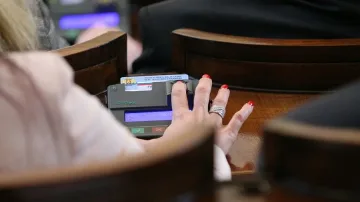 На първо четене: Депутатите ограничиха възможностите за обжалване на обществени поръчки