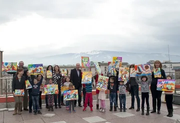 Деца показват родината на европейски одитори