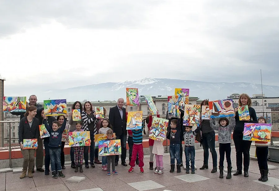 Деца показват родината на европейски одитори