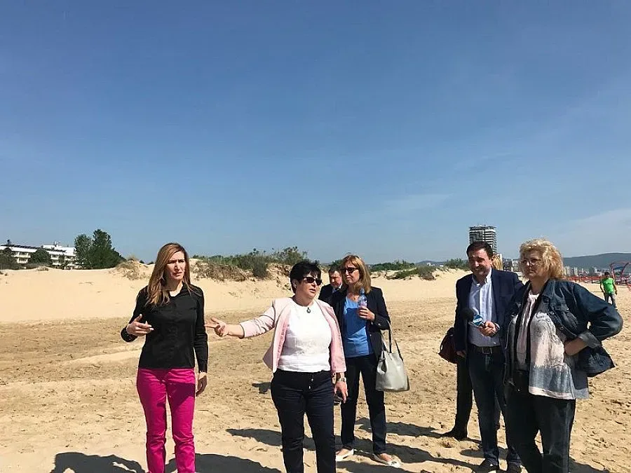 Ангелкова обяви, че водата на плажа в Слънчев бряг е отлична за къпане