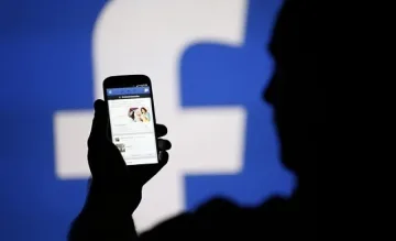 „Фейсбук” спира временно около 200 приложения