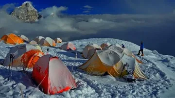 И днес не намериха Боян Петров! Шерпите се върнаха в базовия лагер