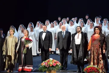 Болшой театър на крака пред "Янините девет братя"