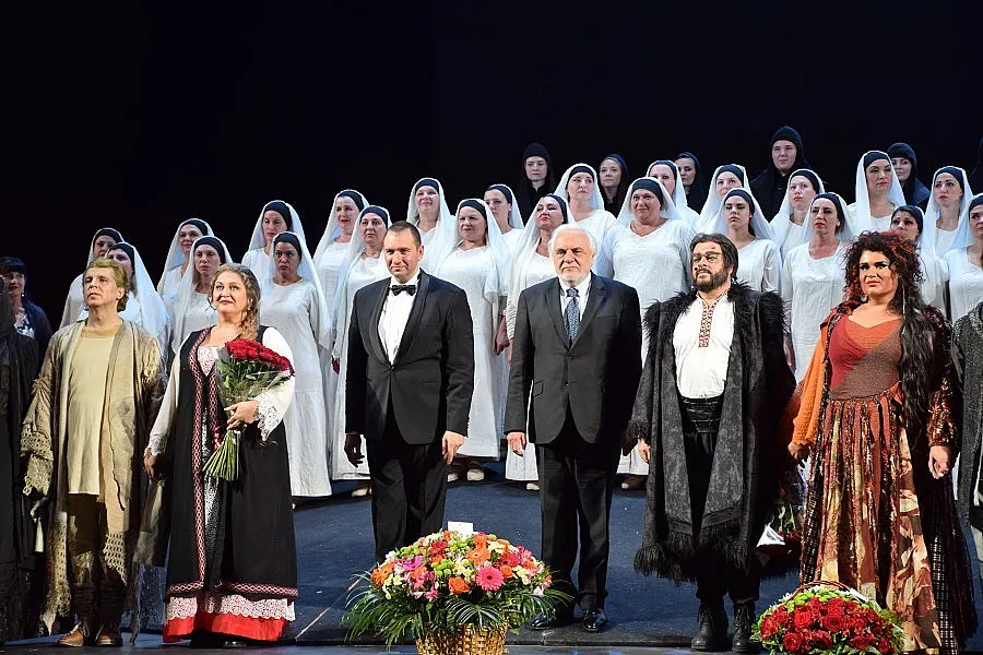 Болшой театър на крака пред "Янините девет братя"