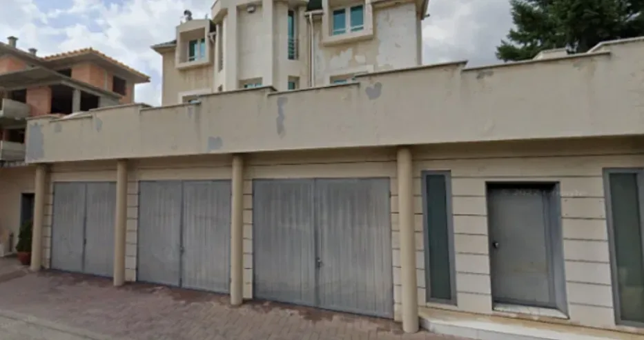 Продават уникална къща с три гаража