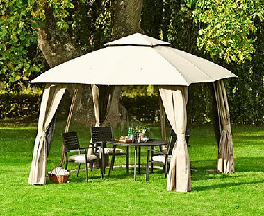 Шатри и чадъри на спасяват от слънцето