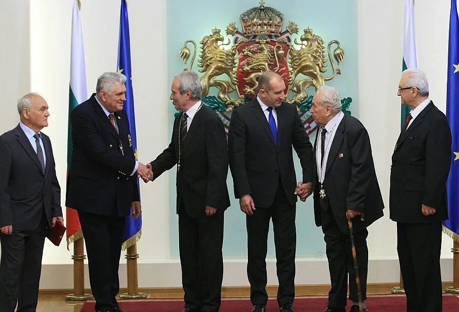 Радев раздаде държавни отличия на учени