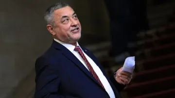 Валери Симеонов представя законопроекти на депутатите