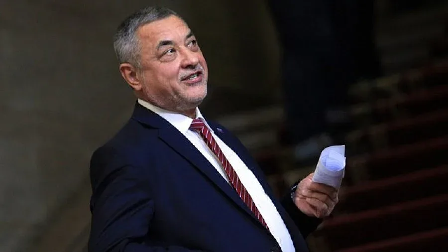 Валери Симеонов представя законопроекти на депутатите