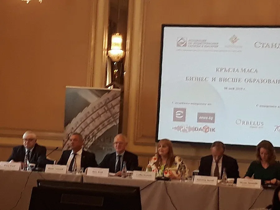 НА ФОРУМА НА АИКБ И "СТАНДАРТ". Славка Бозукова: Доброто образование е в основата на добрия бизнес