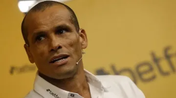 Бразилска легенда слага син шал на "Левски" - "Славия"