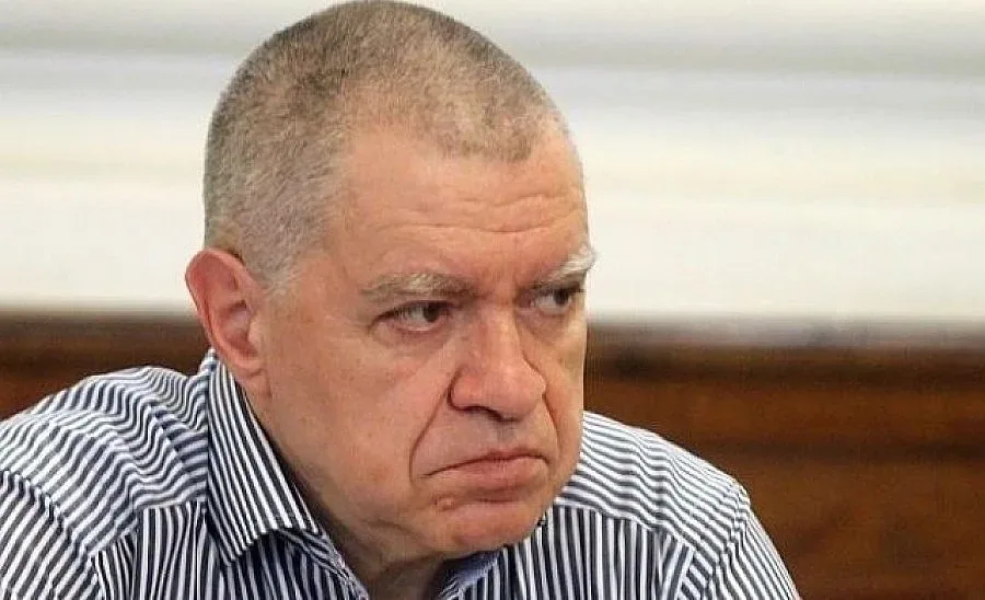 Опозицията хапе много и държи кабинета във форма