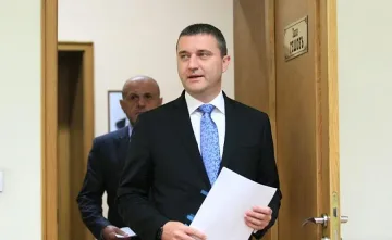 Нотариусите ще проверяват автоматично за платен данък при сделки с коли