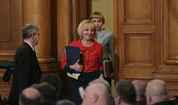Манолова внася законодателни промени за защита правата на децата с един родител