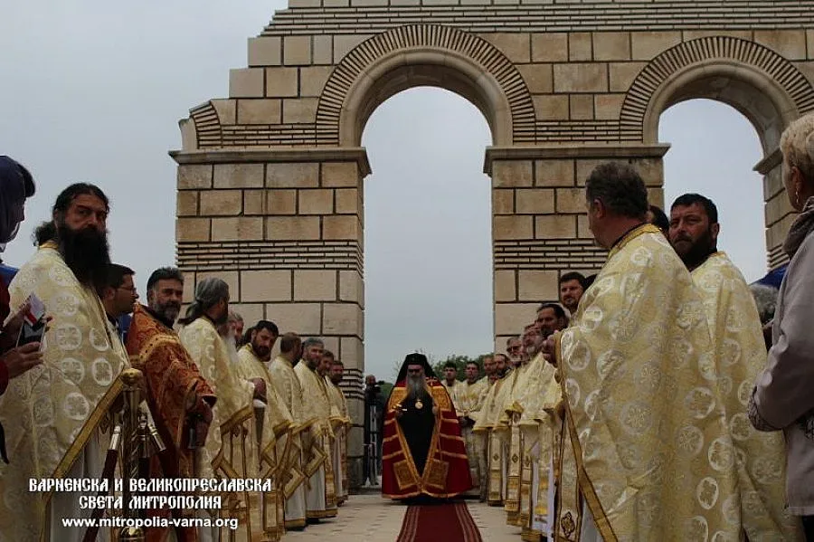 Дядо Йоан отслужи литургия в Голямата базилика в Плиска