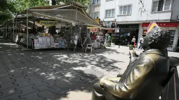 Книжният пазар се изнесе от "Славейков"