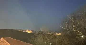 Мащабен пожар бушува между две общини. Спешно търсят  доброволци