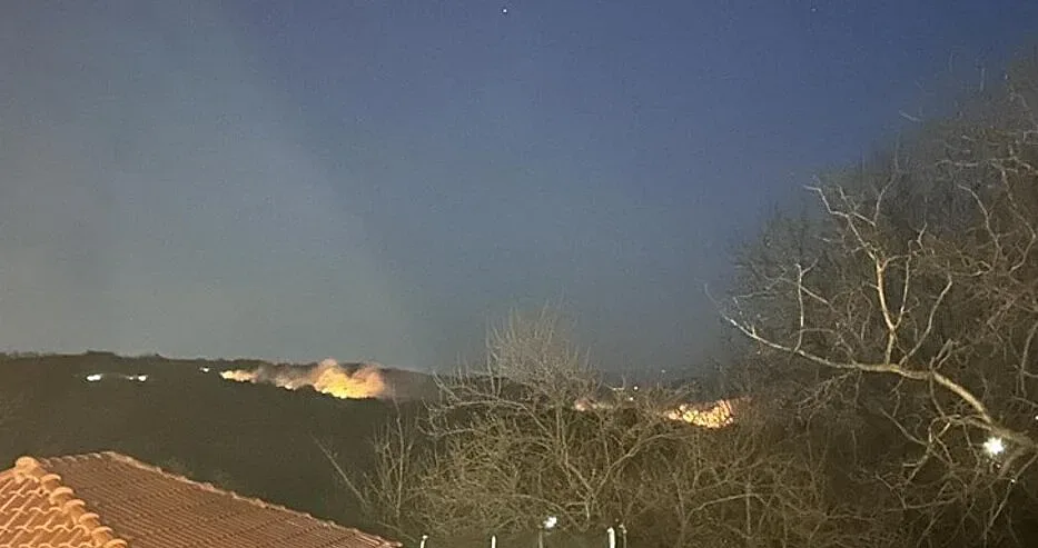 Мащабен пожар бушува между две общини. Спешно търсят  доброволци