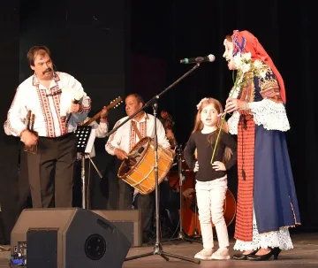 Граовско тресене в пернишкия театър