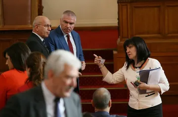 Караянчева за скандала с майките: Облеклото трябва да отговаря на авторитета на институцията