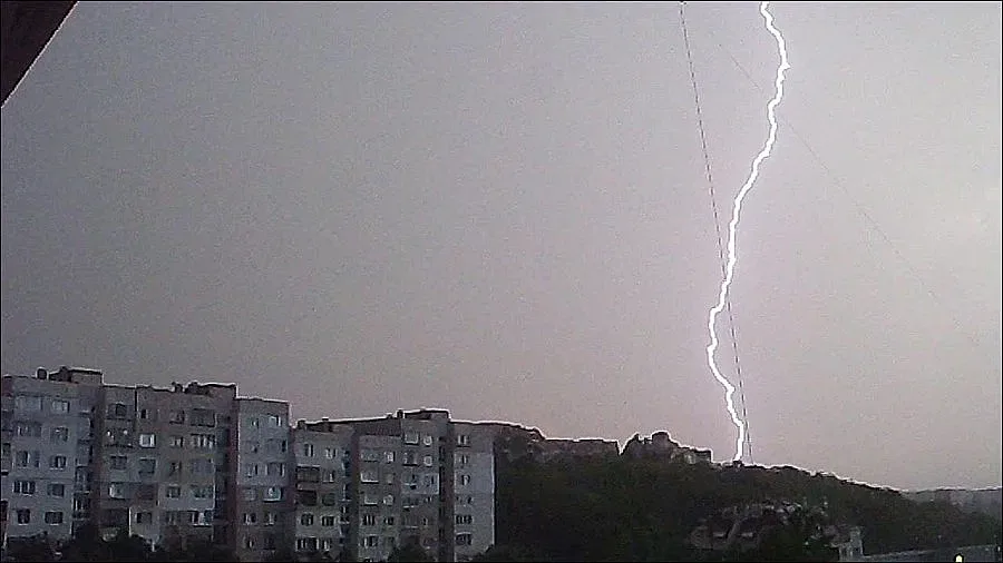 Дъжд и гръмотевици преди полунощ